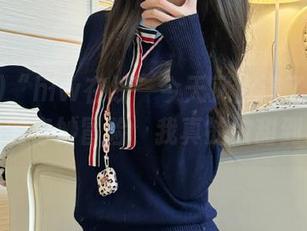 “hlw在线”今天又上演了一场追击蛋糕的奇妙冒险，我真的被甜到跌倒！
