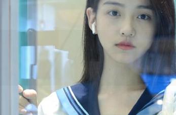 听说网红们正在流行吃球形瓜，快下载‘吃瓜网’没错的！