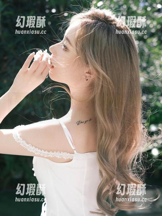快来！黑料网app发布，真相与谎言交织的舞台！